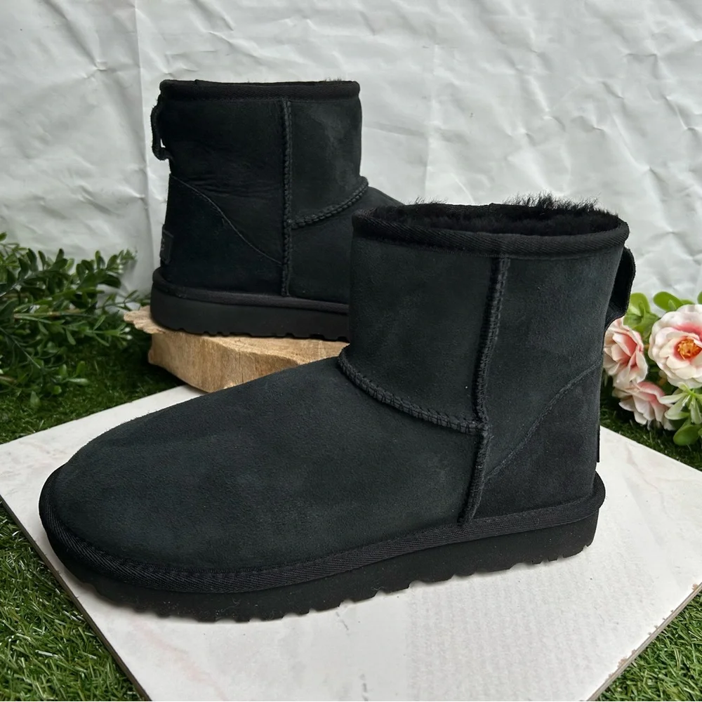 UGG Classic mini II black winter boots women SIZE 10 gently used